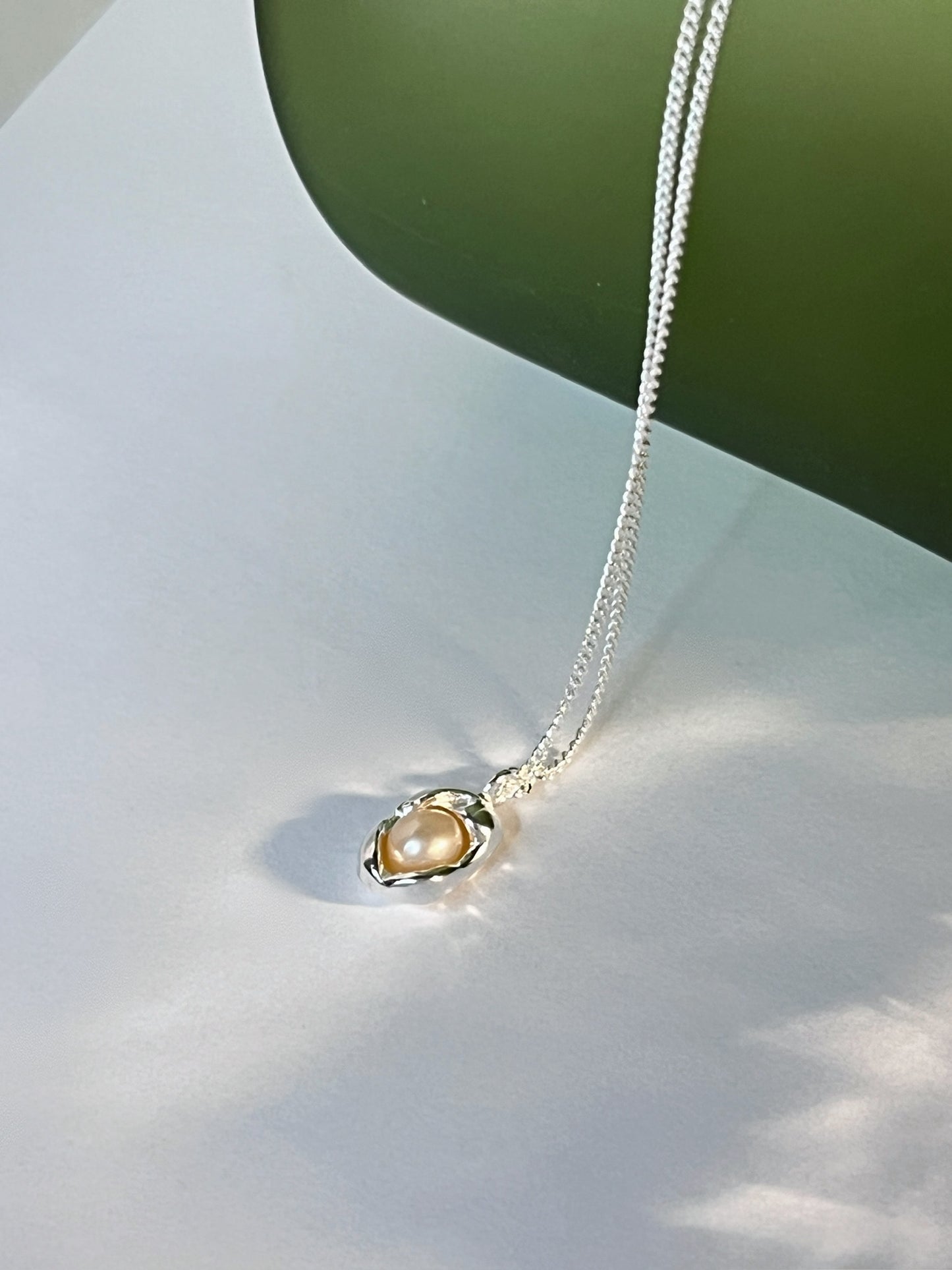 Le collier de sculpture de perles