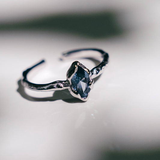 La bague texturée en argent et zircone