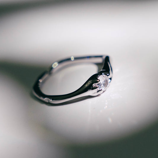 La bague en zircon singulier