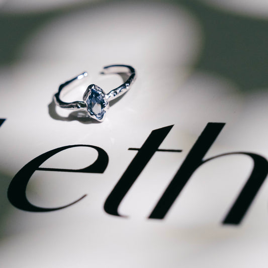 La bague texturée en argent et zircone