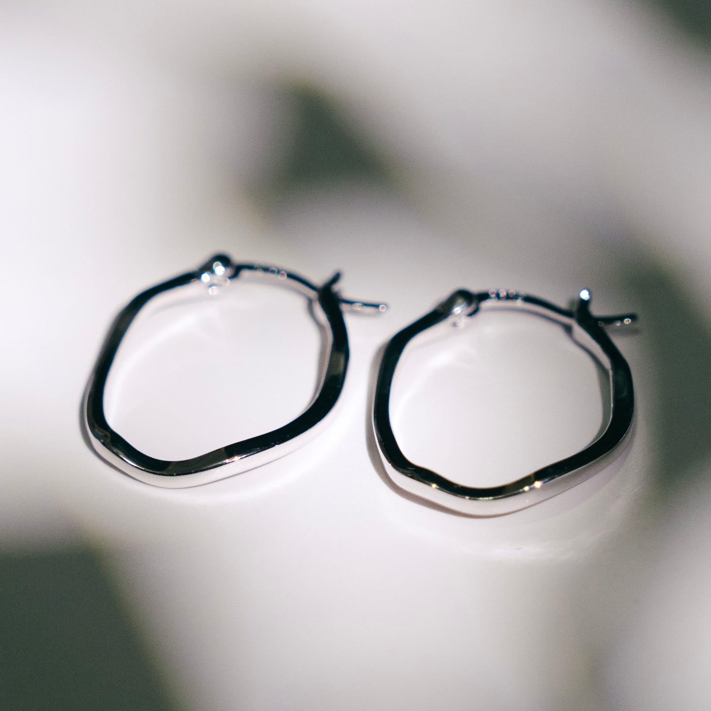 Les boucles d'oreilles créoles abstraites
