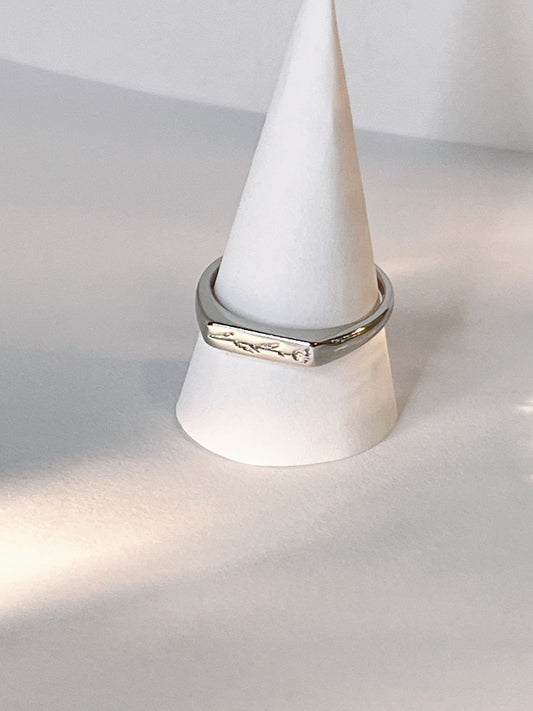 La bague tulipe gravée