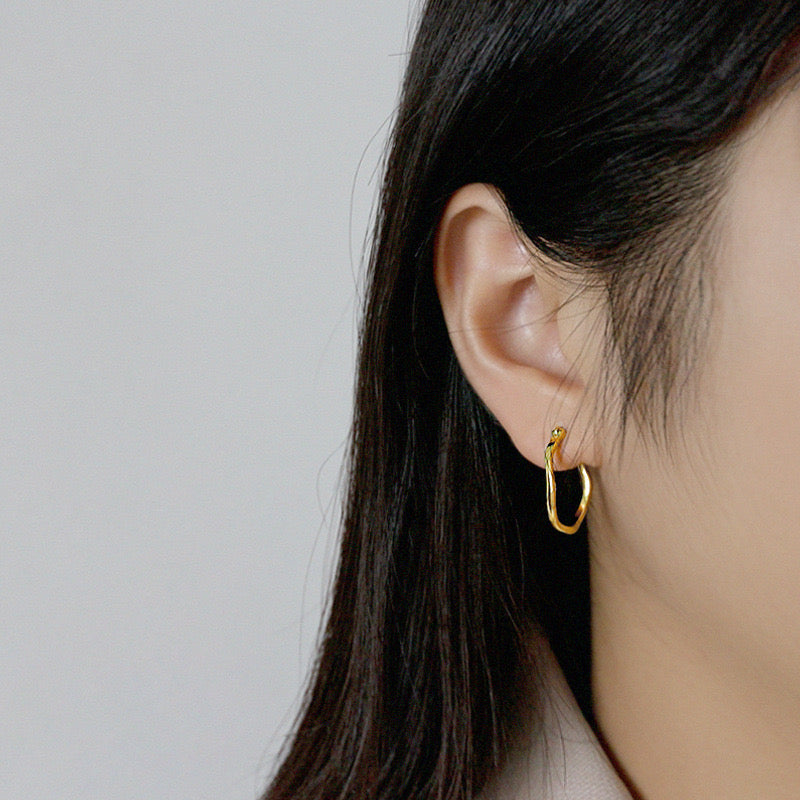 Les boucles d'oreilles créoles abstraites