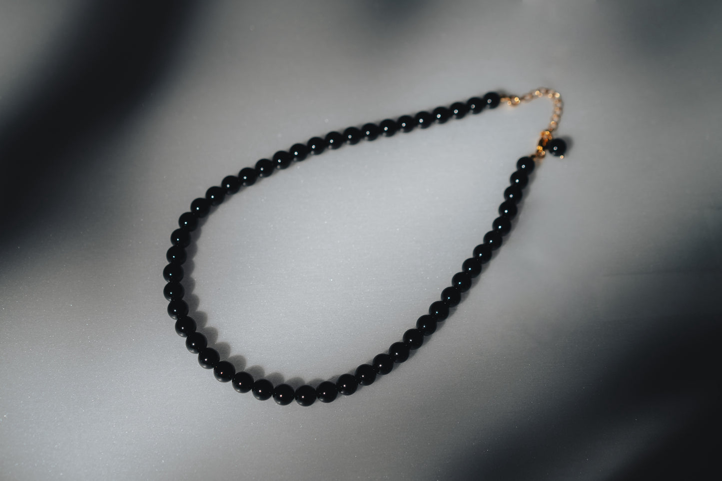Le collier de pierres précieuses de minuit