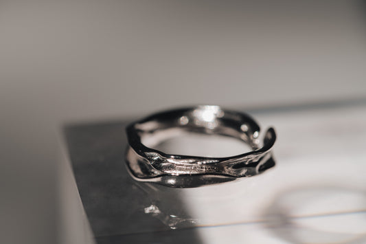 La bague à crête en argent