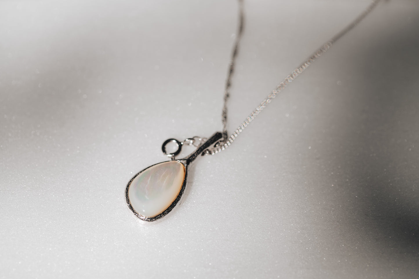Le collier gouttelettes luminescentes