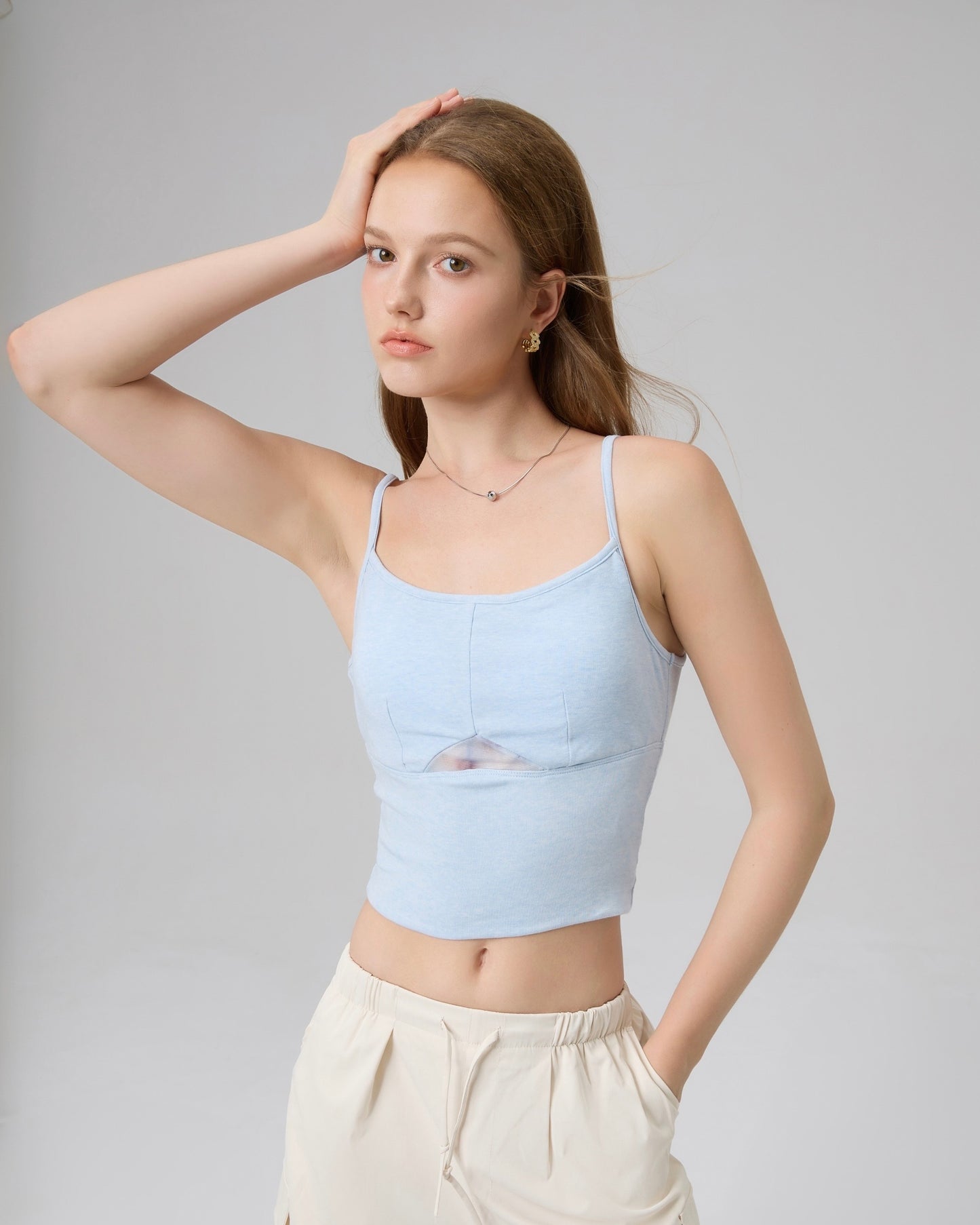 Le haut à soutien-gorge à peine intégré