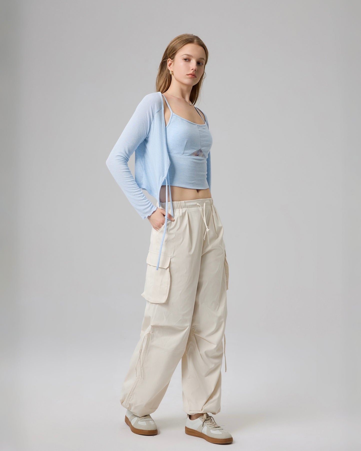 Le haut à soutien-gorge à peine intégré