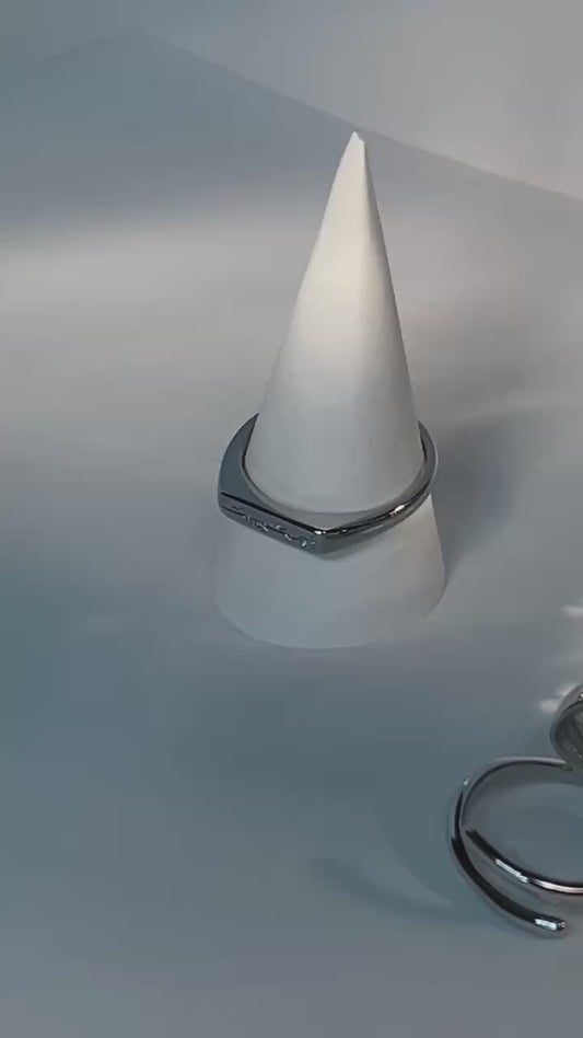 La bague tulipe gravée