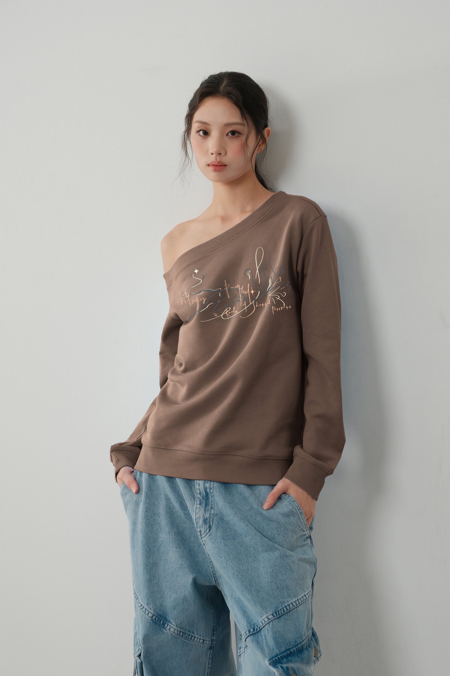 Asymmetric one-shoulder sweatshirt 