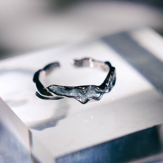 La bague en émail fluide