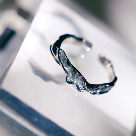La bague en émail fluide